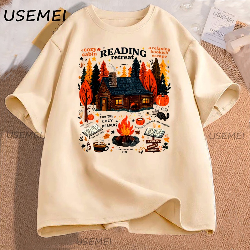 Herbal Wellness Book - เสื้อยืดลาย Cozy Cabin Reading Retreat เสื้อยืดลายหนังสือสำหรับฤดูใบไม้ร่วง